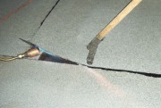 Aby uzyskać prawidłowy zgrzew należy dociskać pasy papy rolką silikonową, zaś wyciśnięty asfalt pokryć posypką, wciskając ją w masę szpachelką.